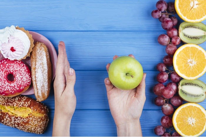 Paciente com pré-diabetes troca alimentos calóricos e açucarados por uma dieta mais saudável.