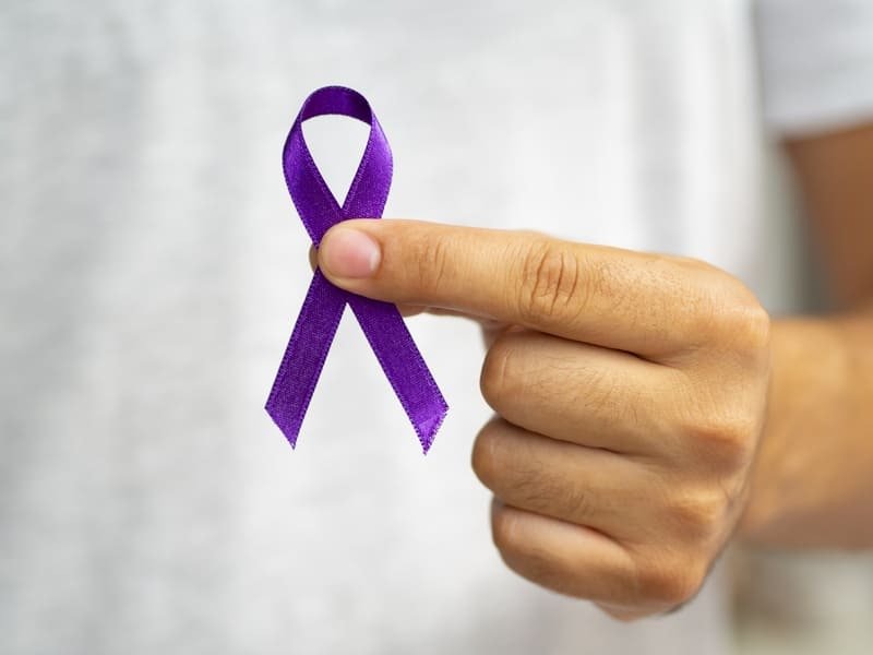 Fita símbolo de combate ao câncer, na cor roxa, para o tumor pancreático. Fita símbolo de combate ao câncer, na cor roxa, para o tumor pancreático.