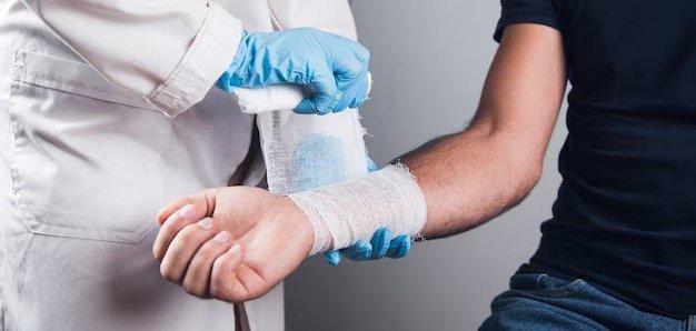 Um médico faz um curativo em paciente com diabetes.